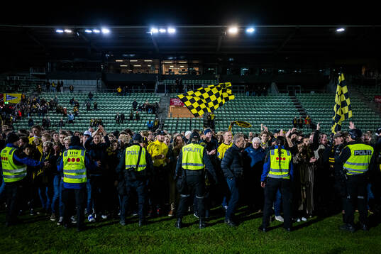 Spectators celebrates promotion to the Eliteserien