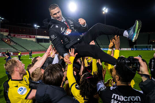 Head coach Azar Karadas of Start celebrates promotion to