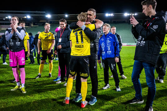 Eirik Wilberg Schulze and Head coach Azar Karadas of Start