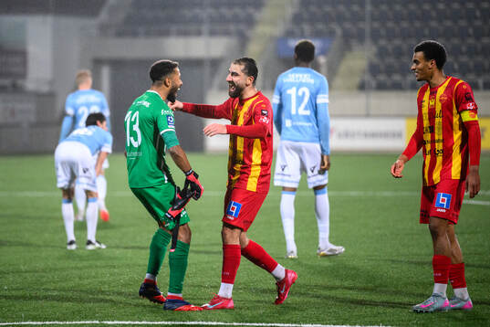 Örebro Syrianskas målvakt Kwesi Pira Kawawa och Pitar