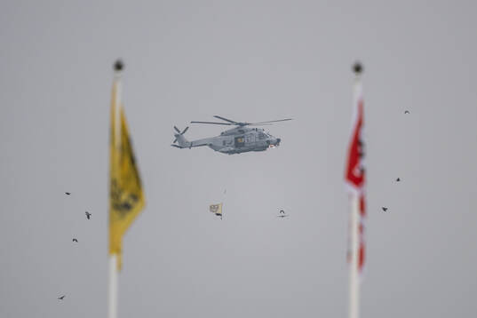 En helikopter med Mjällby-flagga