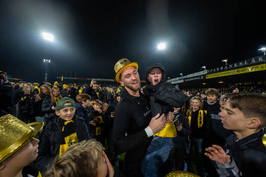 Mjällbys målvakt Noel Törnqvist jublar