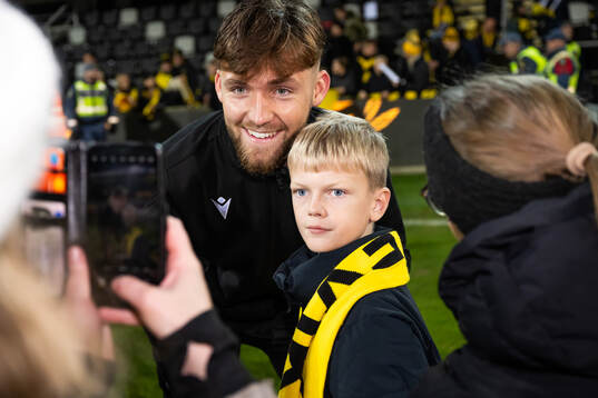 Mjällbys målvakt Noel Törnqvist  jublar