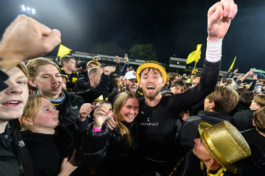 Mjällbys målvakt Noel Törnqvist jublar med fansen