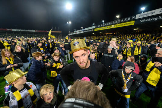 Mjällbys målvakt Noel Törnqvist blir intervjuad