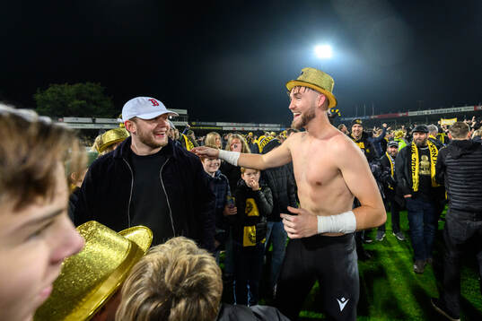 Mjällbys målvakt Noel Törnqvist jublar med fansen