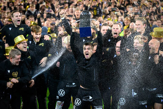 Mjällbys Jesper Gustavsson höjer pokalen