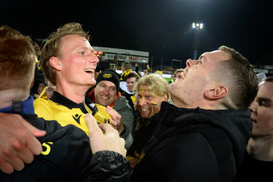 Alexander Johansson och Jacob Bergström jublar med fansen