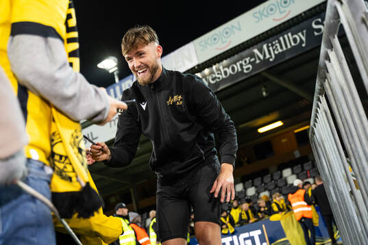 Mjällbys målvakt Noel Törnqvist  jublar