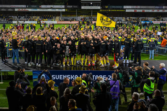 Mjällbys lag jublar med Lennart Johanssons pokal