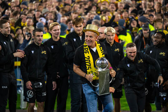 Mjällbys sportchef Hasse Larsson jublar med Lennart