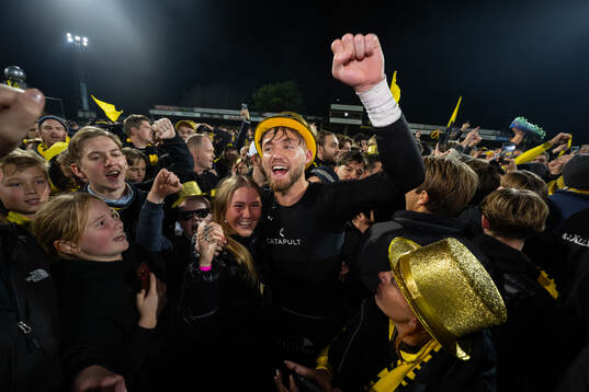 Mjällbys målvakt Noel Törnqvist jublar