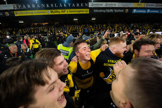 Mjällbys Elliot Stroud jublar