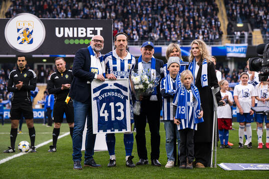 IFK Göteborgs Gustav Svensson tackas av