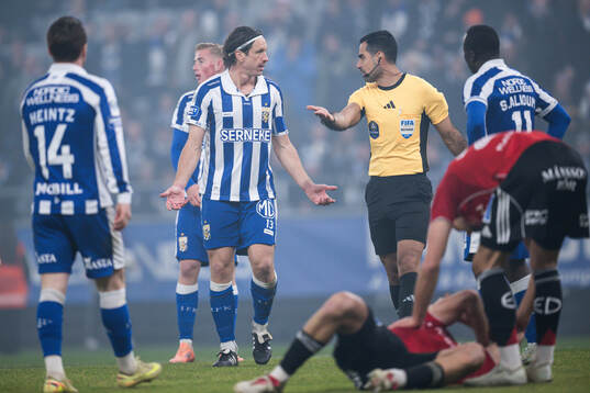 IFK Göteborgs Gustav Svensson och Domare Mohammed Al-Hakim