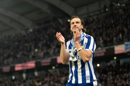 IFK Göteborgs Gustav Svensson tackas av