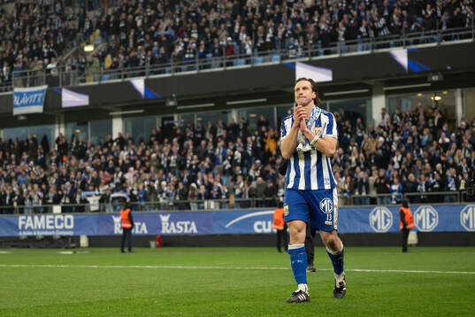 IFK Göteborgs Gustav Svensson tackas av