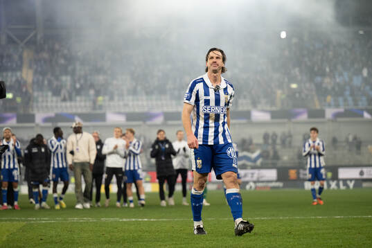 IFK Göteborgs Gustav Svensson tackas av