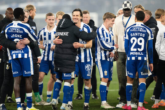 IFK Göteborgs Gustav Svensson tackas av