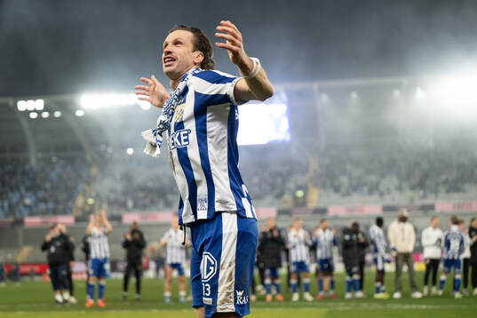 IFK Göteborgs Gustav Svensson tackas av