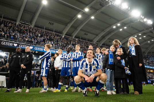 IFK Göteborgs Gustav Svensson tackas