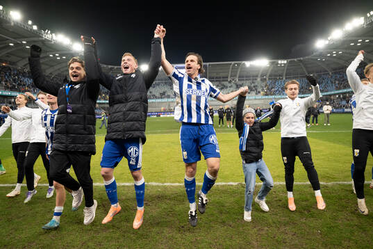 IFK Göteborgs Gustav Svensson tackas