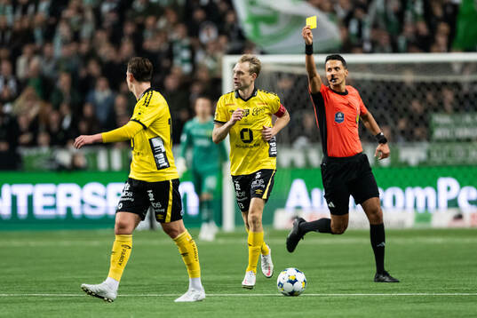 Elfsborgs Johan Larsson tilldelas gult kort av domare Adi