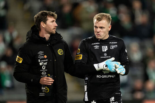 Elfsborgs målvakt Isak Pettersson lämnar planen skadad