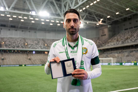 Hammarbys Nahir Besara poserar med silverplaketten