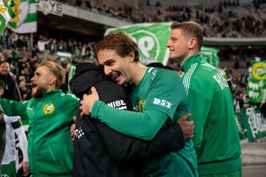 Hammarbys målvakt Felix Jakobsson jublar