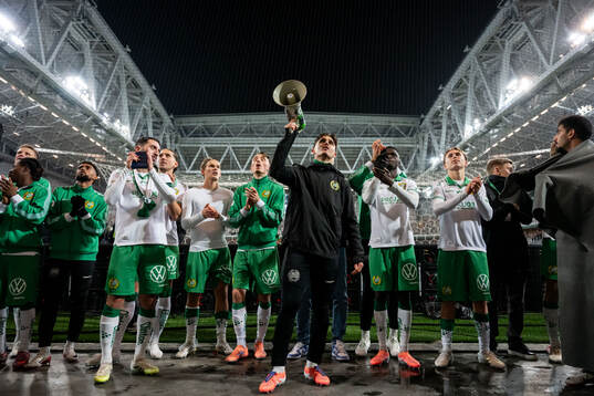 Hammarbys Adrian Lahdo jublar med lagkamrater