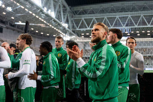 Hammarbys Simon Strand jublar
