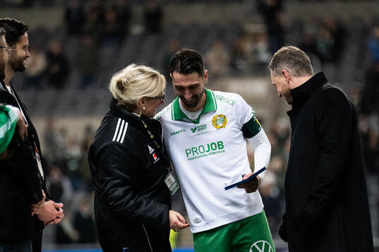 Hammarbys Nahir Besara tar emot silvermedalj