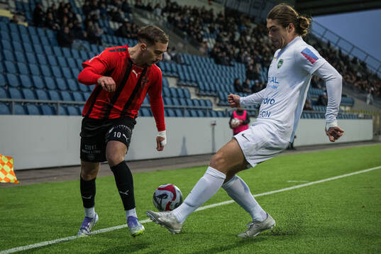 Nordic United FCs Lorent Mehmeti och FC Arlandas Adi