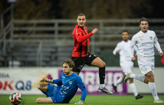 FC Arlandas Adam Smedberg Lagh och Nordic United FCs Lorent