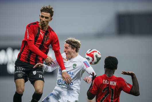 Nordic United FCs Aziz Harabi och FC Arlandas Joel Carlsson