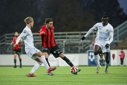 FC Arlandas Isac Antholm och Nordic United FCs Aziz Harabi