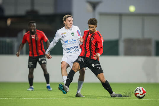 FC Arlandas Joel Carlsson och Nordic United FCs Aziz Harabi
