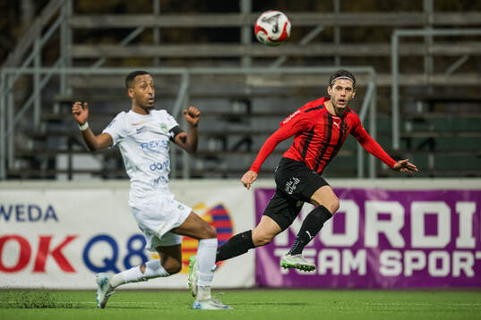 FC Arlandas Yoas Yemane och Nordic United FCs Amar Eminovic