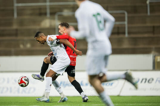 FC Arlandas Yoas Yemane och Nordic United FCs Lorent Mehmeti
