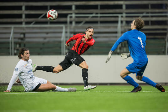 FC Arlandas Adi Tahirovic och Nordic United FCs Amar