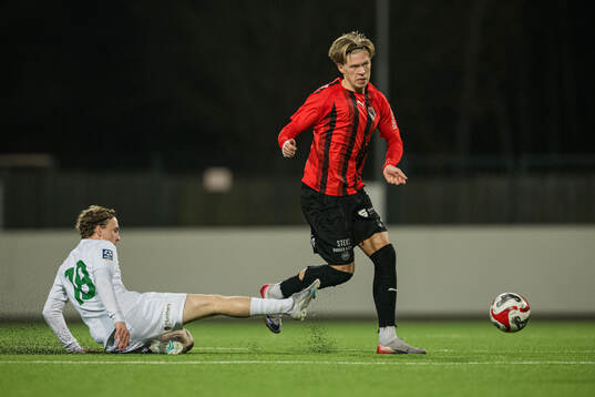 FC Arlandas Joel Carlsson och Nordic United FCs Jack