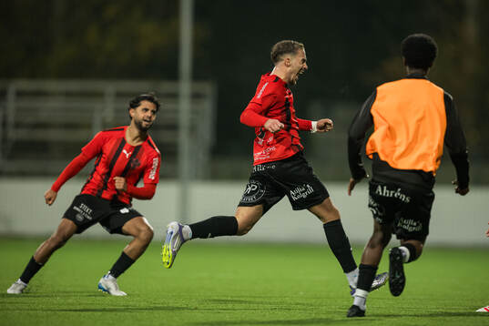 Nordic United FCs Lorent Mehmeti jublar