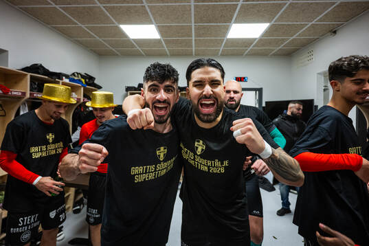Nordic United FCs Shergo Shhab och Jonathan Gursac jublar