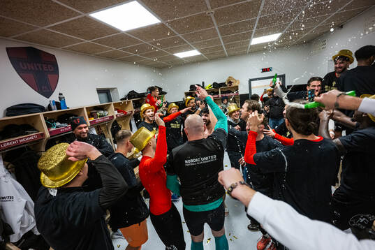 Nordic United FCs spelare jublar