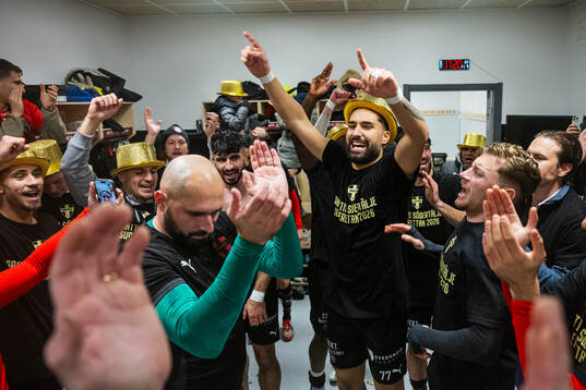 Nordic United FCs spelare jublar