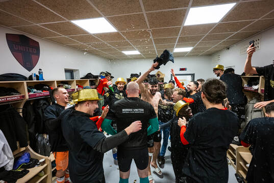 Nordic United FCs spelare jublar