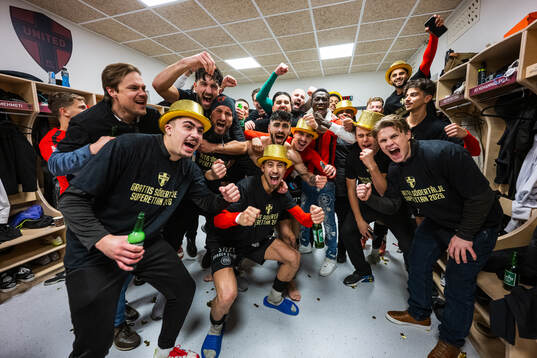 Nordic United FCs spelare jublar