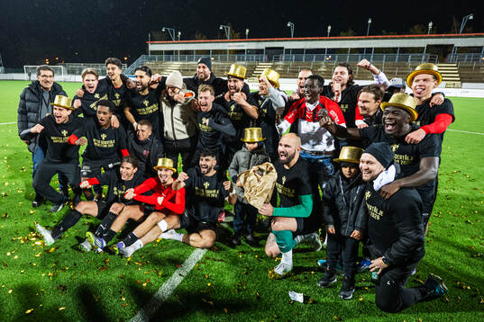 Nordic United FCs spelare jublar