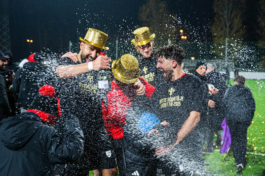 Nordic United FCs spelare jublar